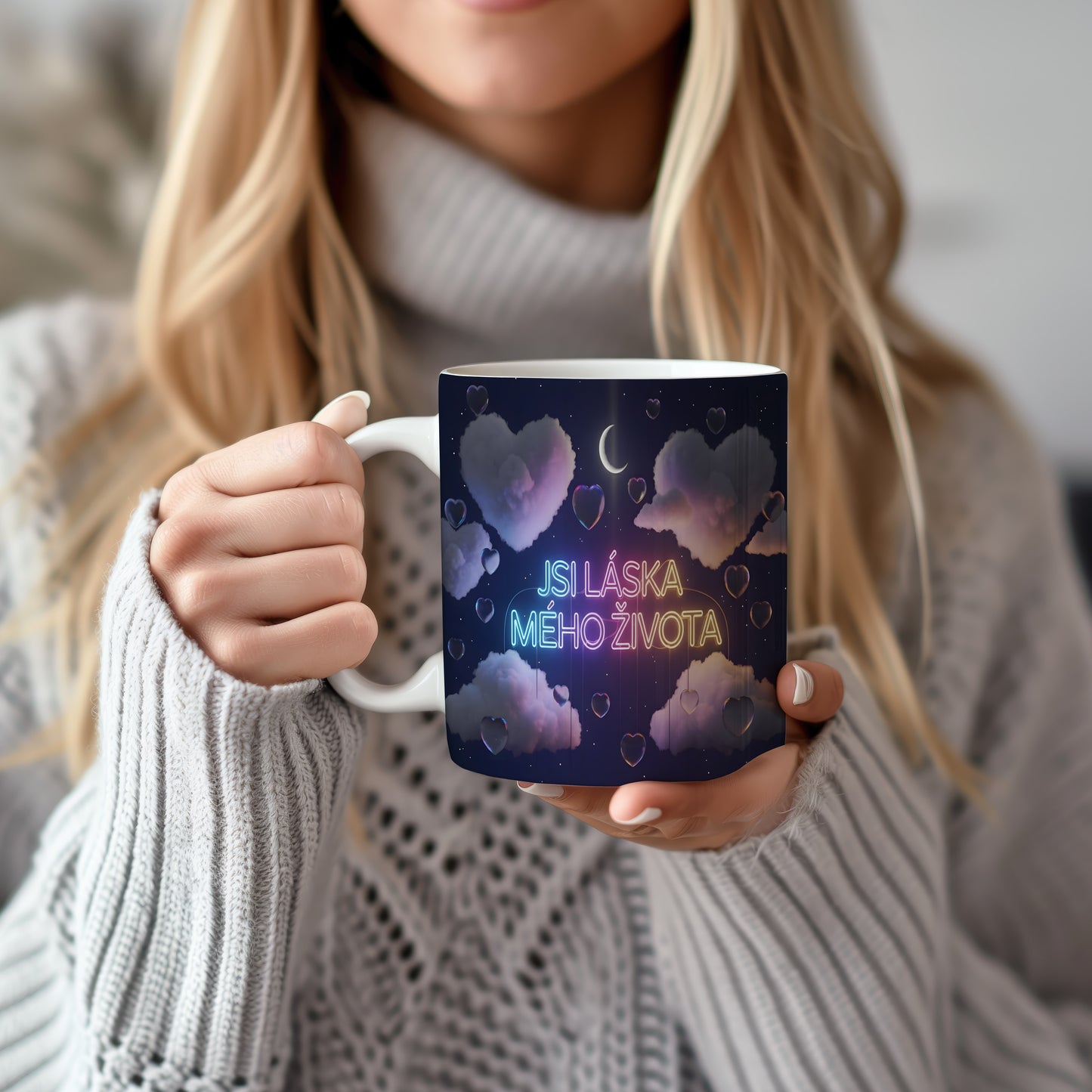 Hrnek s nápisem JSI LÁSKA MÉHO ŽIVOTA, s motivem srdcí a měsíce.