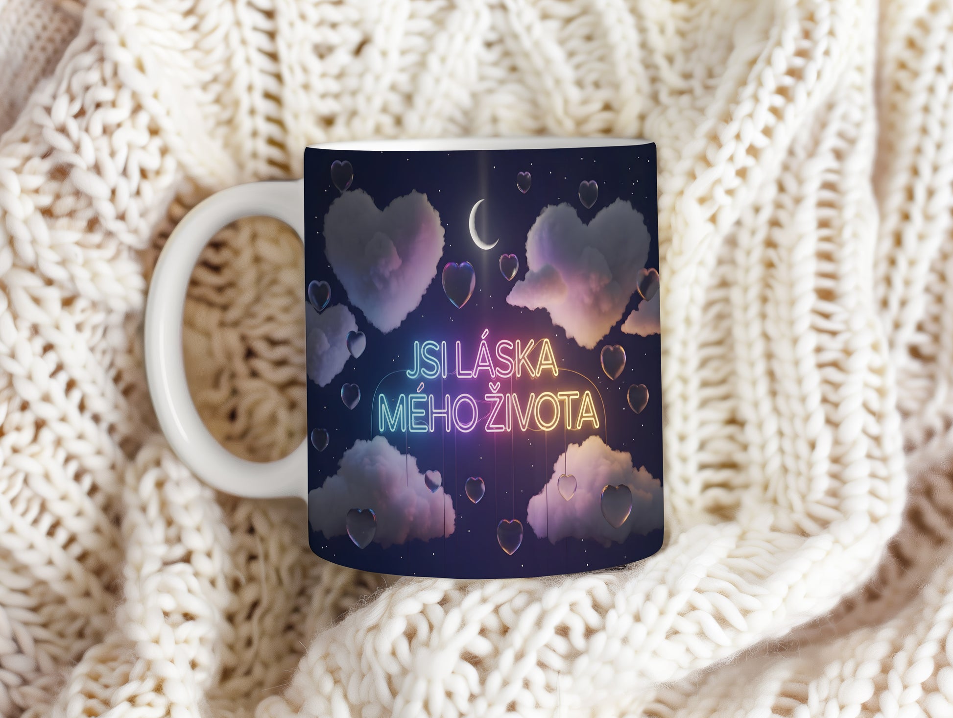 Hrnek s nápisem JSI LÁSKA MÉHO ŽIVOTA, s motivem srdcí a měsíce.