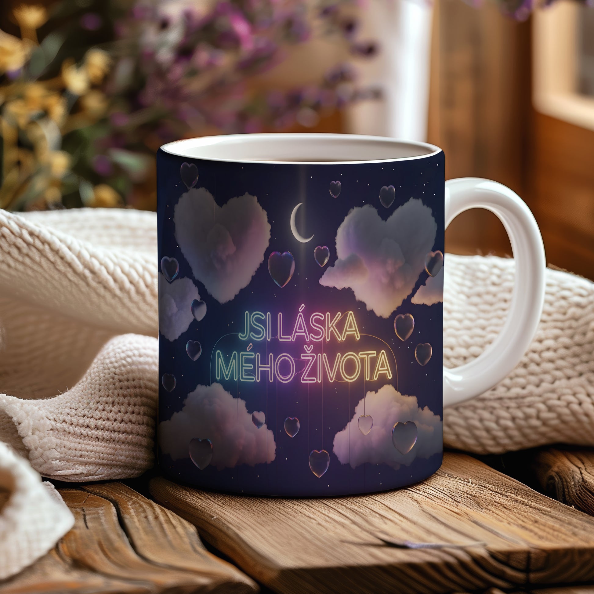 Hrnek s nápisem JSI LÁSKA MÉHO ŽIVOTA, s motivem srdcí a měsíce.