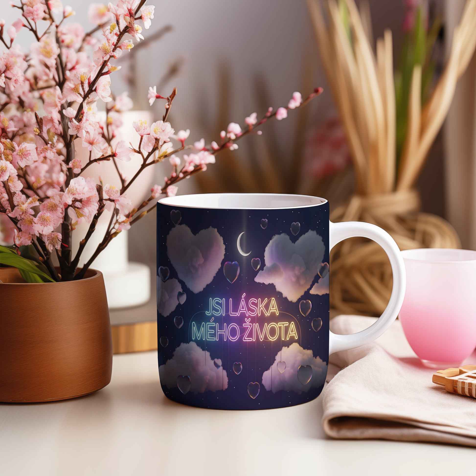 Hrnek s nápisem JSI LÁSKA MÉHO ŽIVOTA, s motivem srdcí a měsíce.