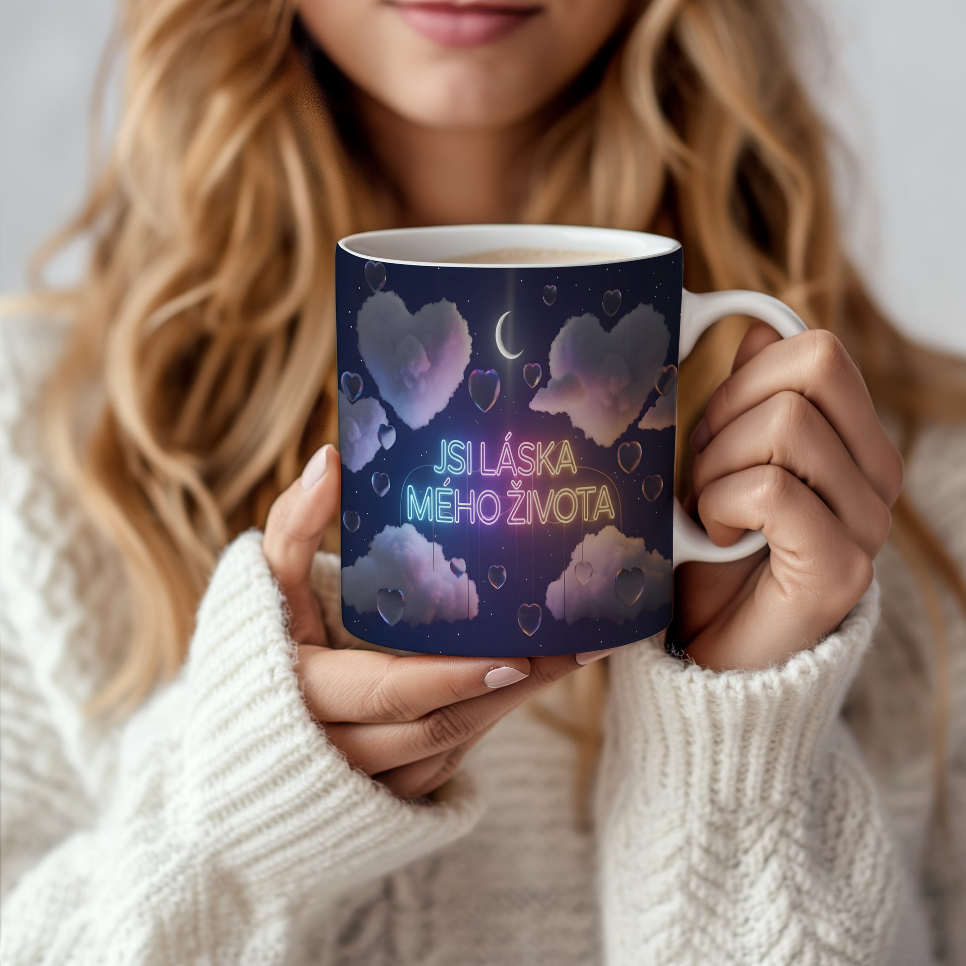 Hrnek s nápisem JSI LÁSKA MÉHO ŽIVOTA, s motivem srdcí a měsíce.