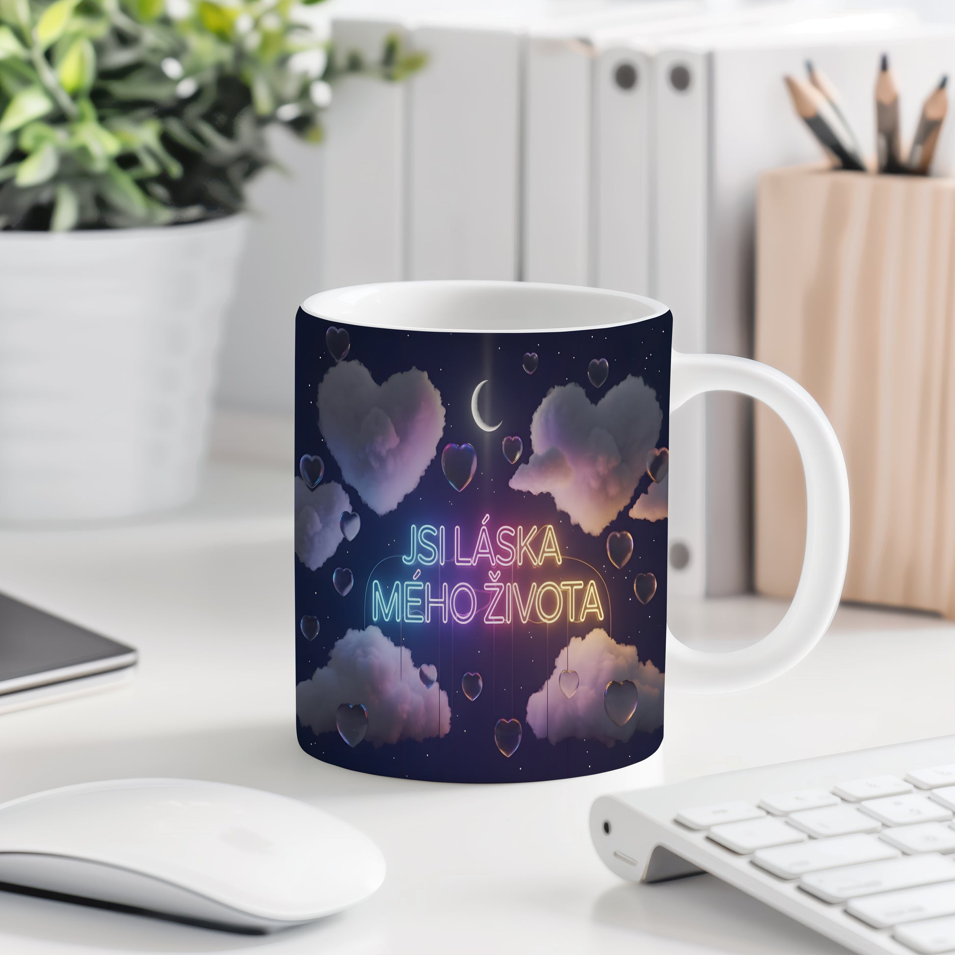 Hrnek s nápisem JSI LÁSKA MÉHO ŽIVOTA, s motivem srdcí a měsíce.