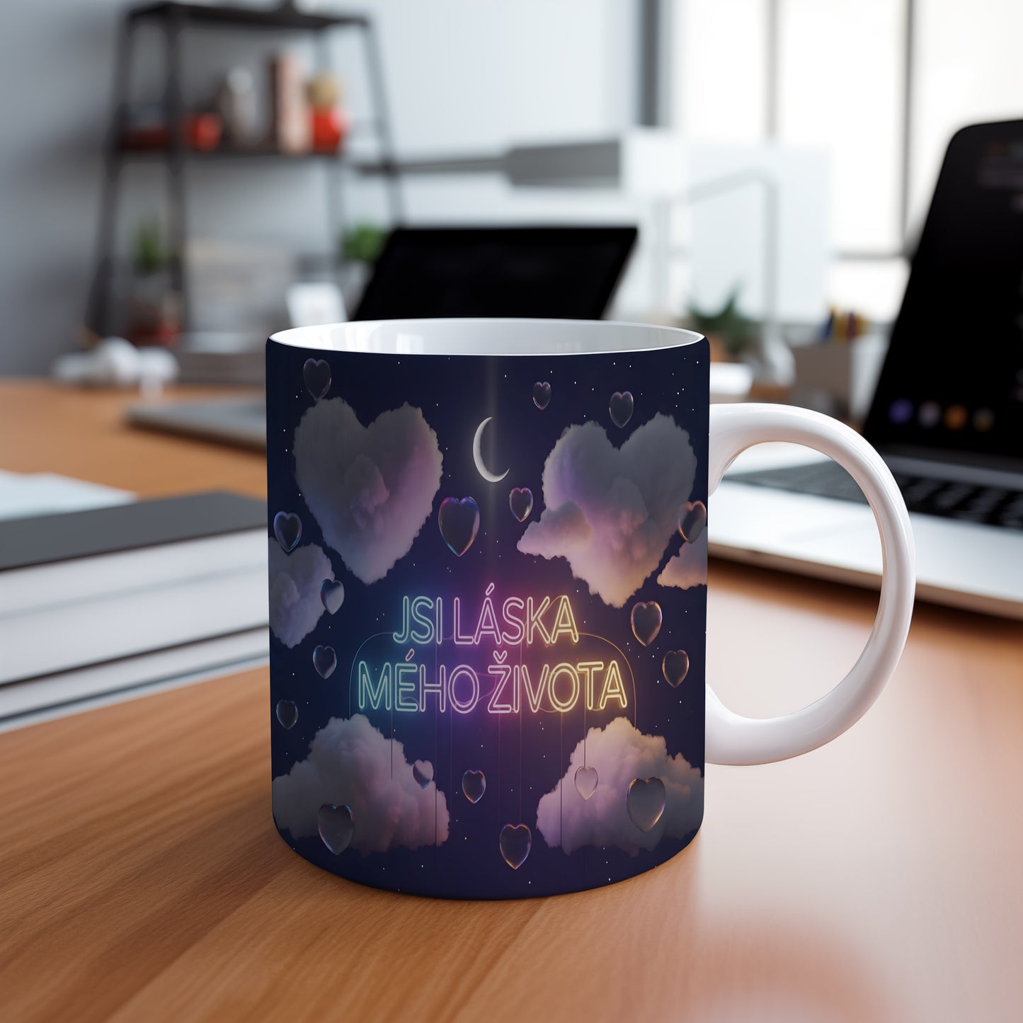 Hrnek s nápisem JSI LÁSKA MÉHO ŽIVOTA, s motivem srdcí a měsíce.