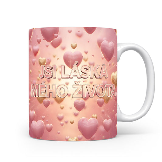 Růžový hrnek s nápisem JSI LÁSKA MÉHO ŽIVOTA a motivem srdcí.