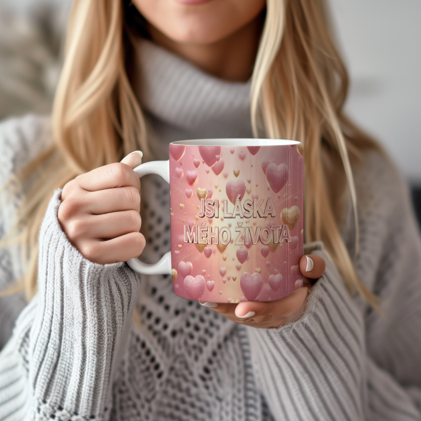 Růžový hrnek s nápisem JSI LÁSKA MÉHO ŽIVOTA a motivem srdcí.