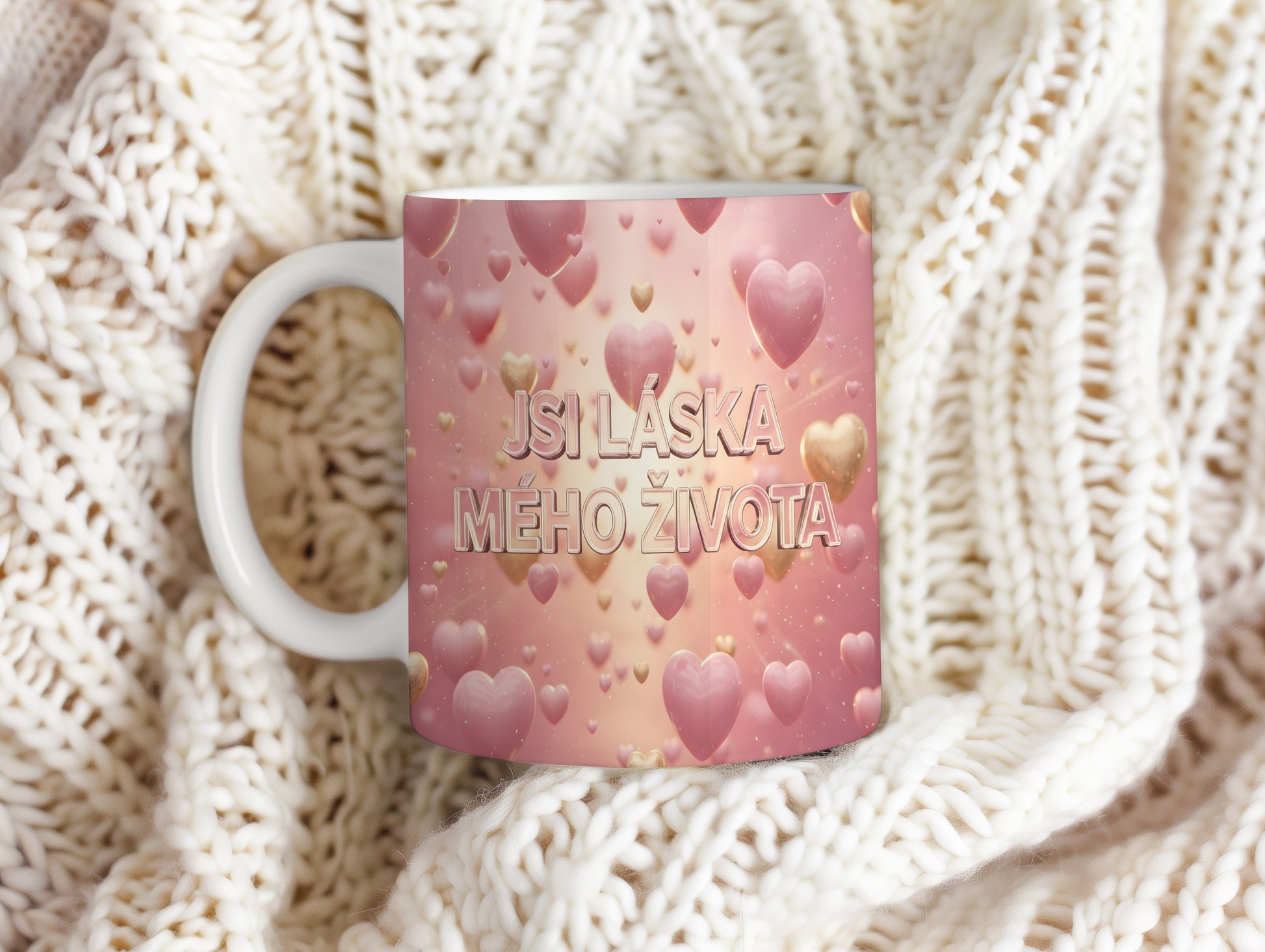Růžový hrnek s nápisem JSI LÁSKA MÉHO ŽIVOTA a motivem srdcí.