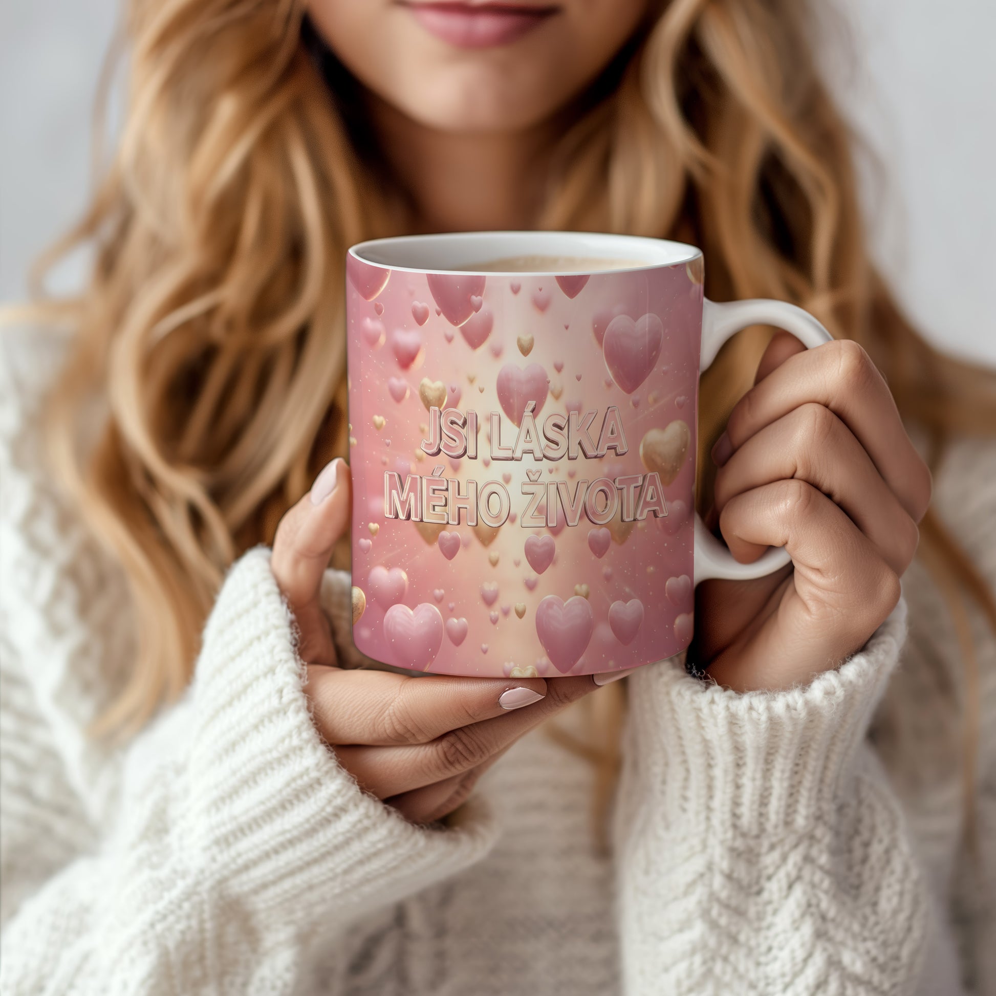 Růžový hrnek s nápisem JSI LÁSKA MÉHO ŽIVOTA a motivem srdcí.