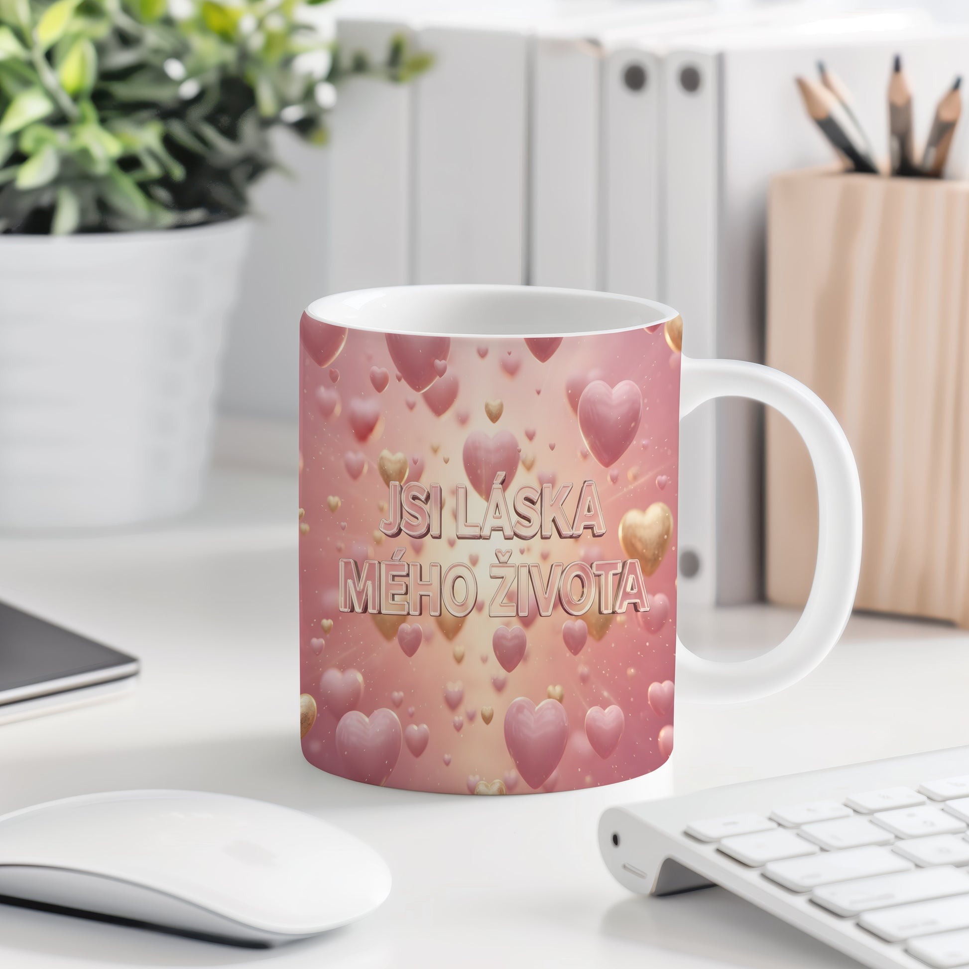 Růžový hrnek s nápisem JSI LÁSKA MÉHO ŽIVOTA a motivem srdcí.