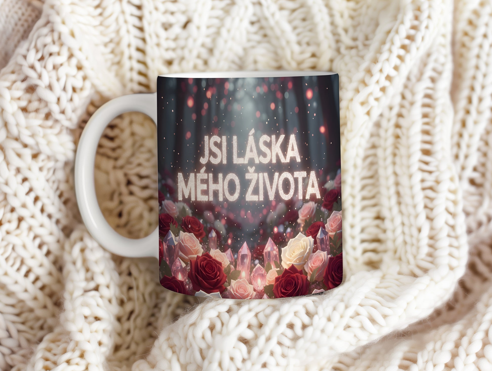 Romantický hrnek s růžemi a krystaly s nápisem JSI LÁSKA MÉHO ŽIVOTA.