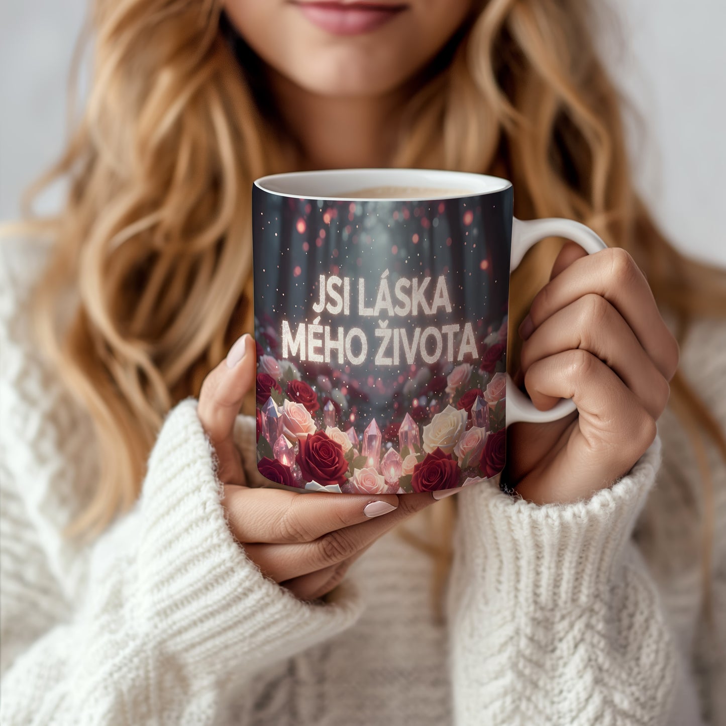 Romantický hrnek s růžemi a krystaly s nápisem JSI LÁSKA MÉHO ŽIVOTA.