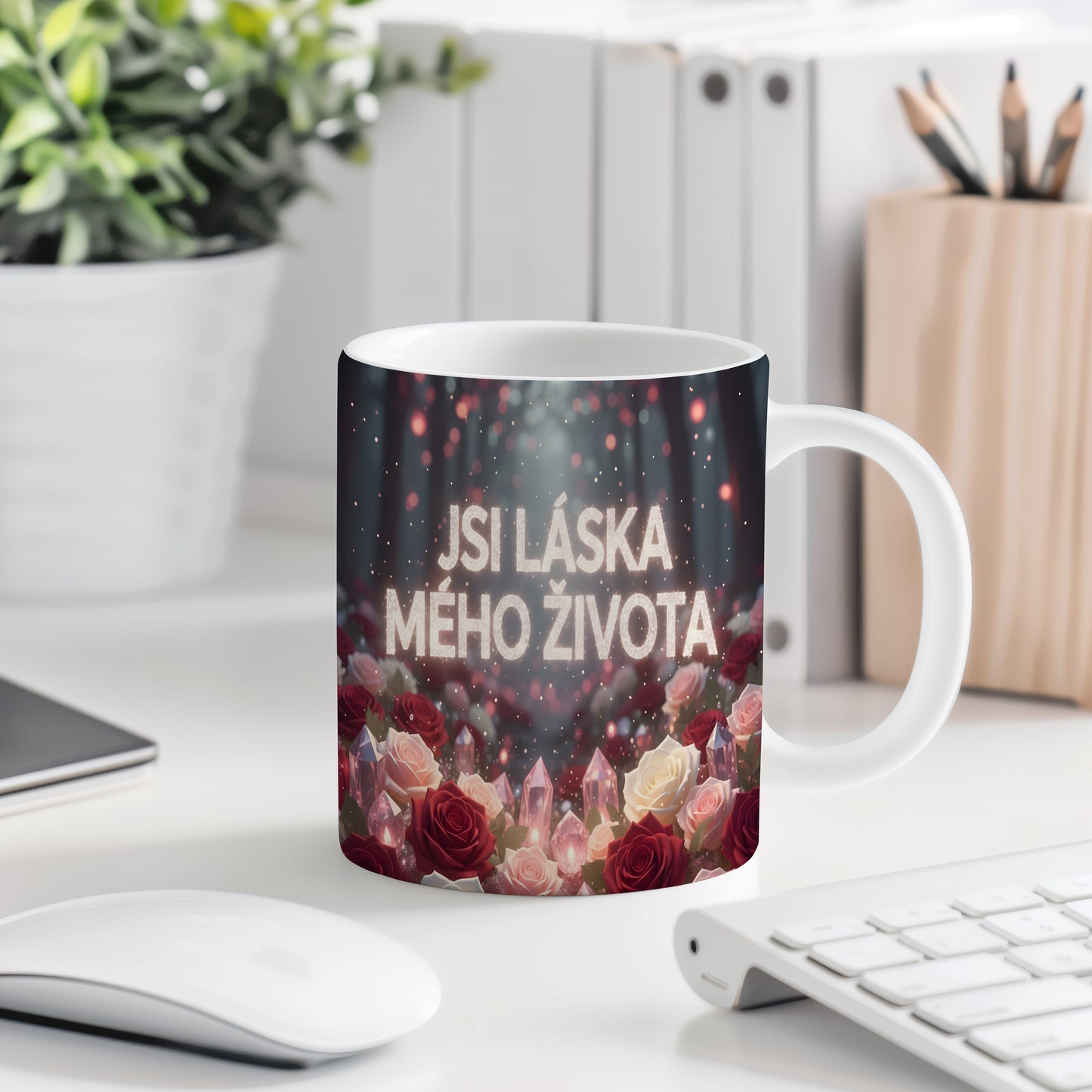 Romantický hrnek s růžemi a krystaly s nápisem JSI LÁSKA MÉHO ŽIVOTA.