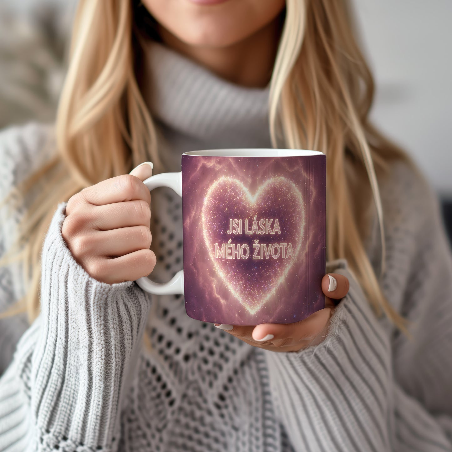 Růžový hrnek s nápisem 'JSI LÁSKA MÉHO ŽIVOTA' a hvězdným srdcem.