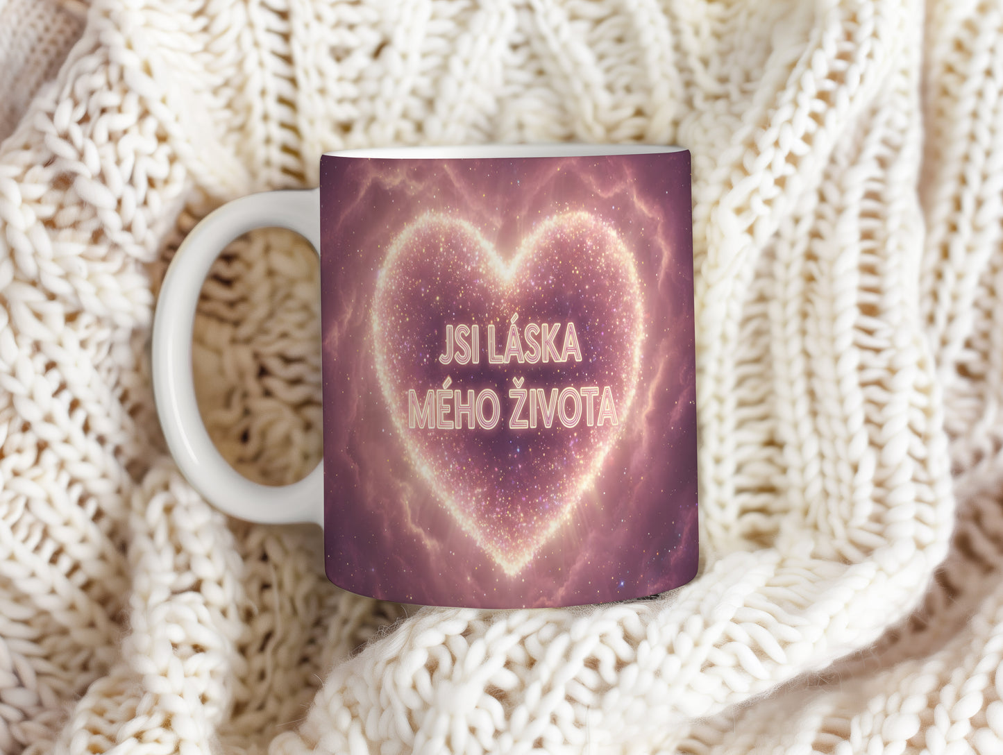 Růžový hrnek s nápisem 'JSI LÁSKA MÉHO ŽIVOTA' a hvězdným srdcem.