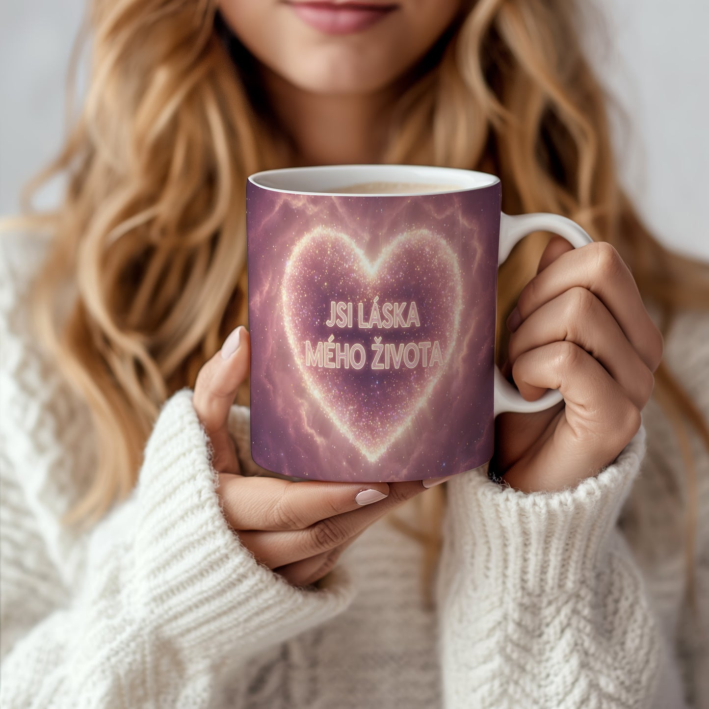 Růžový hrnek s nápisem 'JSI LÁSKA MÉHO ŽIVOTA' a hvězdným srdcem.