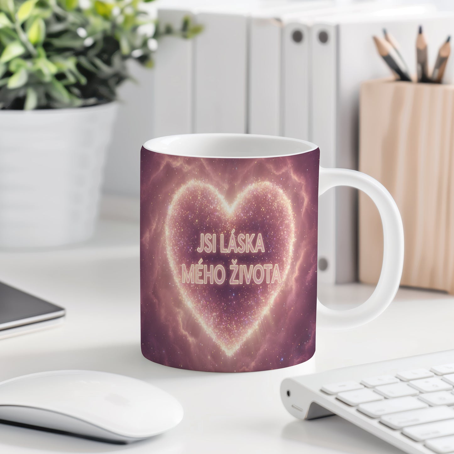 Růžový hrnek s nápisem 'JSI LÁSKA MÉHO ŽIVOTA' a hvězdným srdcem.