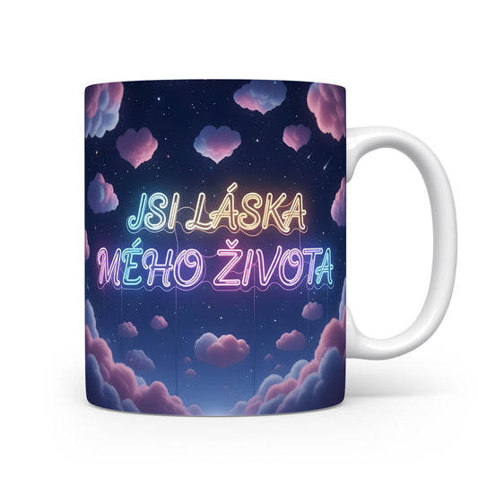 Hrnek s nápisem JSI LÁSKA MÉHO ŽIVOTA na hvězdné obloze s růžovými mraky.