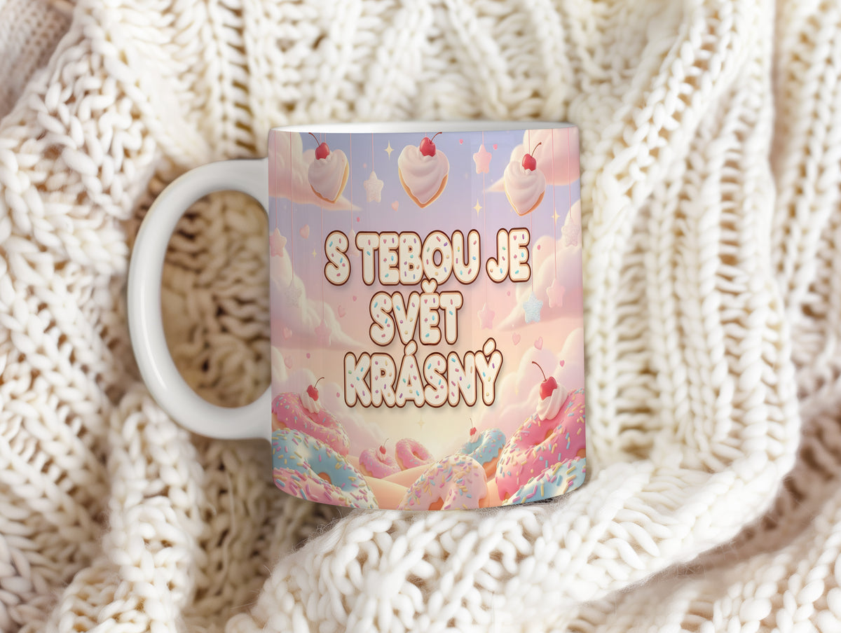 Romantický hrnek s pastelovým pozadím a motivem srdcí a sladkostí.