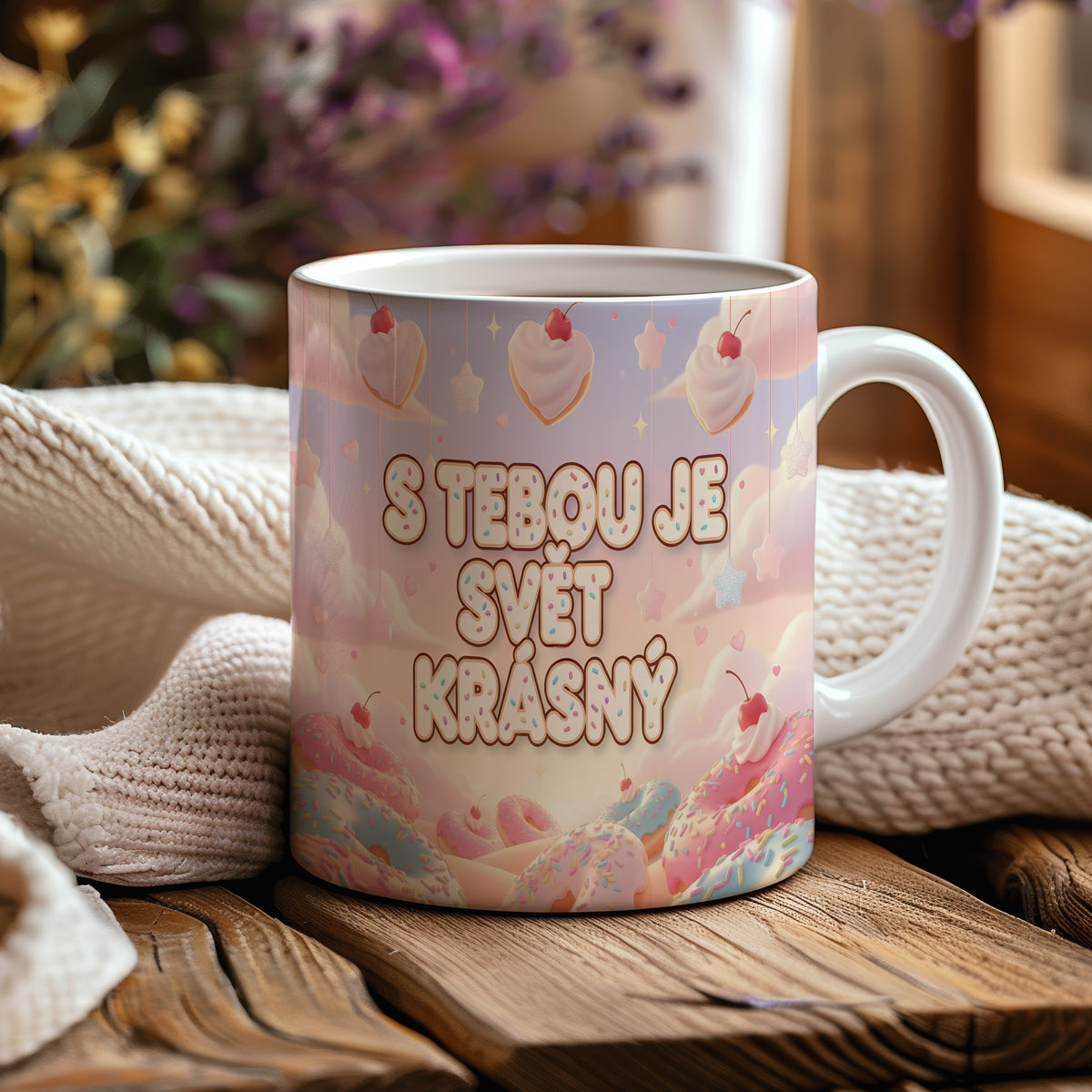 Romantický hrnek s pastelovým pozadím a motivem srdcí a sladkostí.