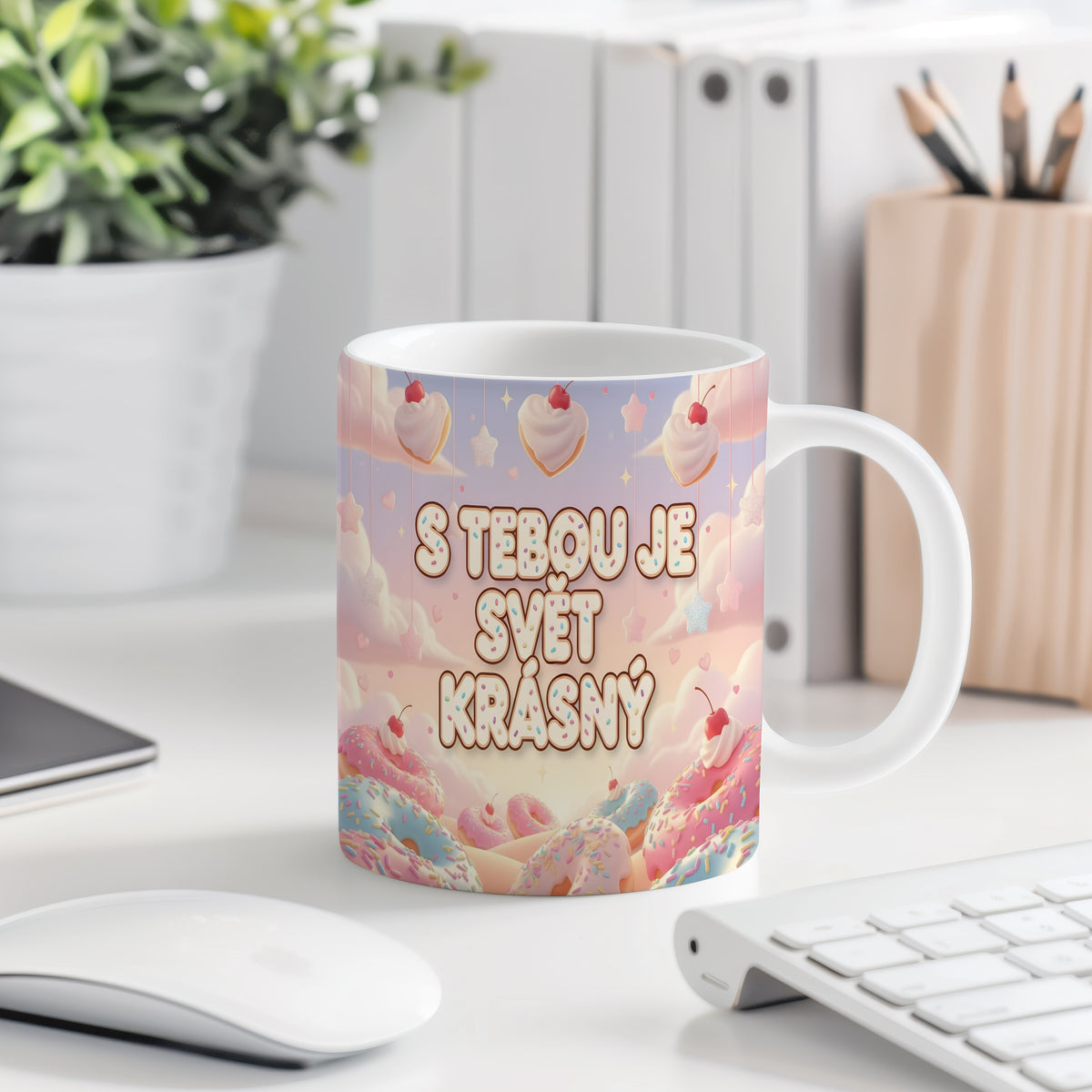 Romantický hrnek s pastelovým pozadím a motivem srdcí a sladkostí.