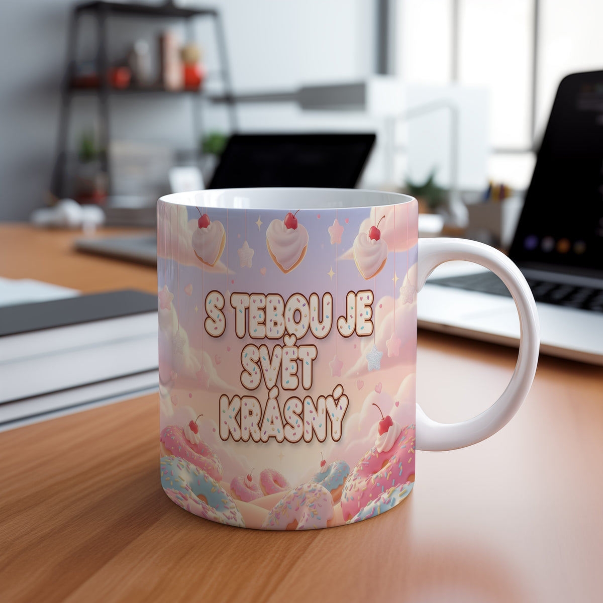 Romantický hrnek s pastelovým pozadím a motivem srdcí a sladkostí.