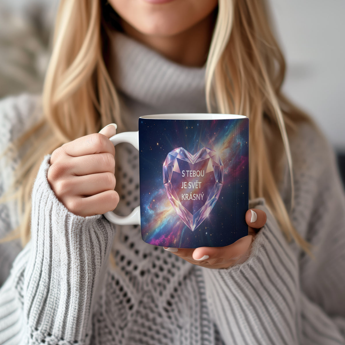 Hrnek s motivem galaxie a diamantového srdce s nápisem S tebou je svět krásný.