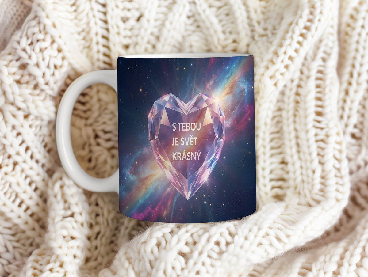 Hrnek s motivem galaxie a diamantového srdce s nápisem S tebou je svět krásný.