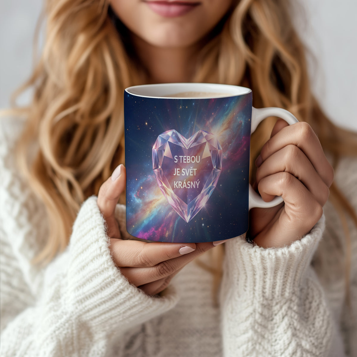 Hrnek s motivem galaxie a diamantového srdce s nápisem S tebou je svět krásný.