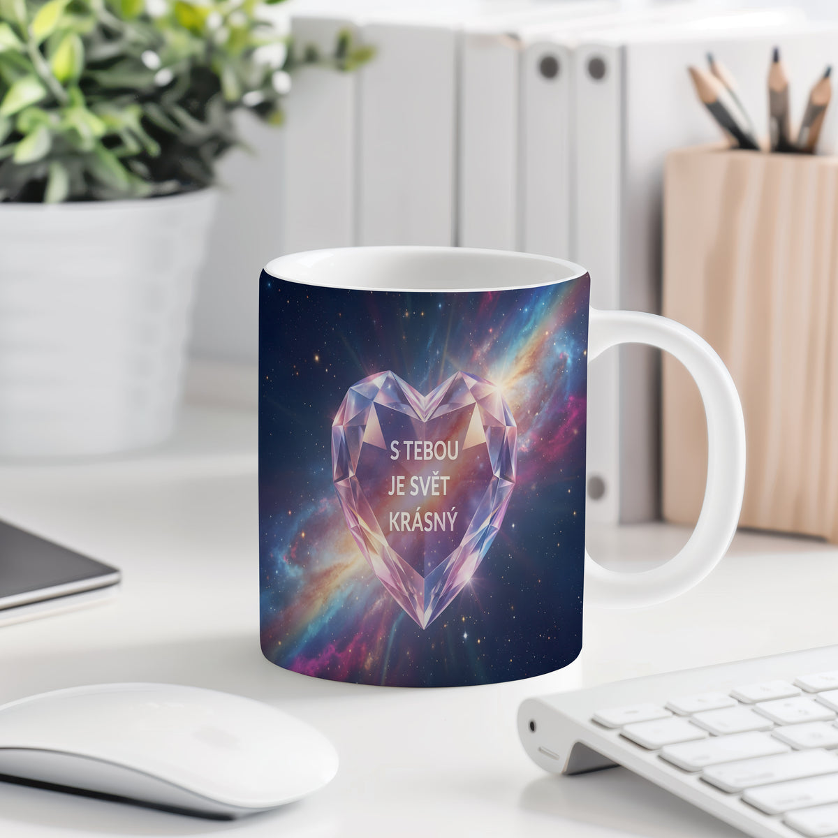 Hrnek s motivem galaxie a diamantového srdce s nápisem S tebou je svět krásný.