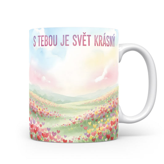 Hrnek s pastelovou krajinou a nápisem S TEBOU JE SVĚT KRÁSNÝ.