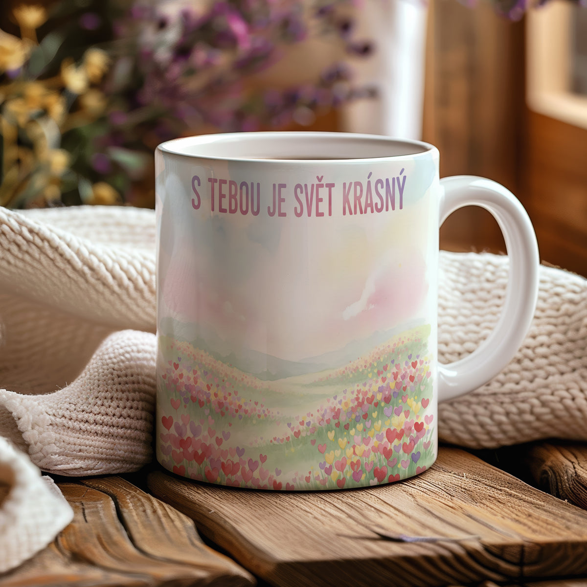 Hrnek s pastelovou krajinou a nápisem S TEBOU JE SVĚT KRÁSNÝ.
