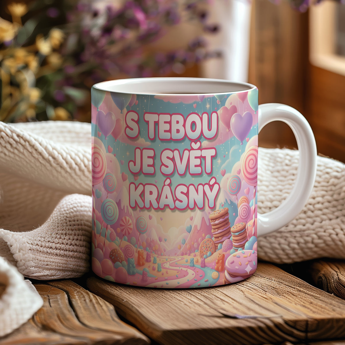 Hrnek s pastelovým pozadím, srdci a nápisem S TEBOU JE SVĚT KRÁSNÝ.