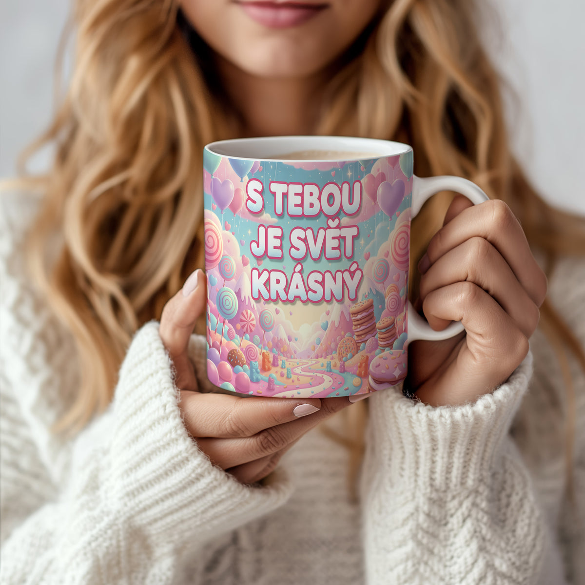 Hrnek s pastelovým pozadím, srdci a nápisem S TEBOU JE SVĚT KRÁSNÝ.