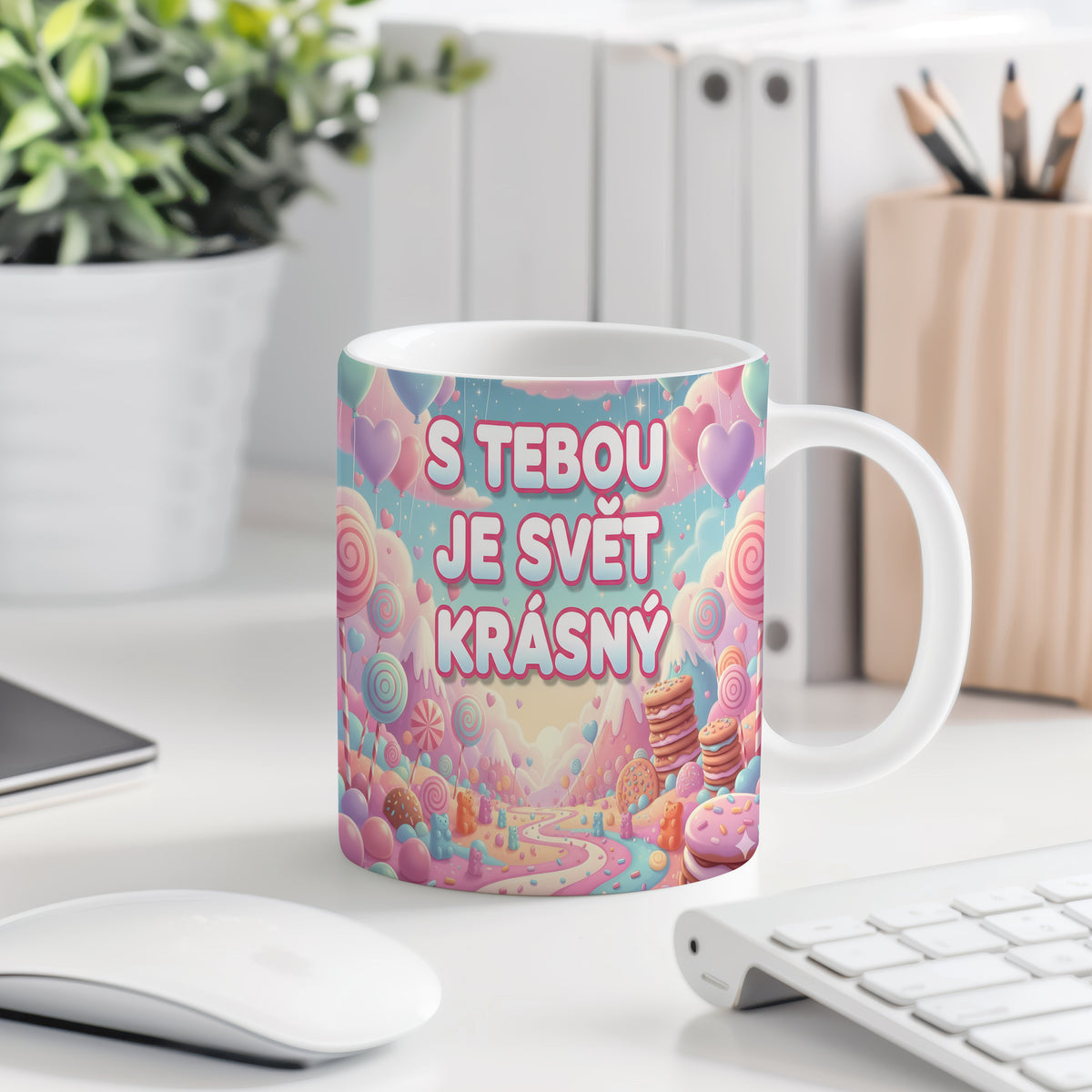 Hrnek s pastelovým pozadím, srdci a nápisem S TEBOU JE SVĚT KRÁSNÝ.