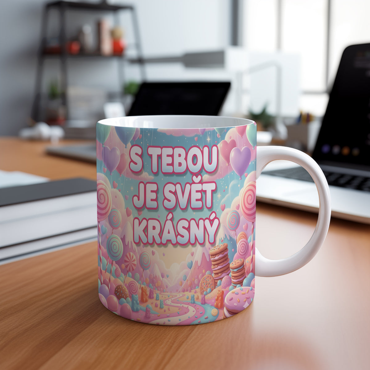 Hrnek s pastelovým pozadím, srdci a nápisem S TEBOU JE SVĚT KRÁSNÝ.