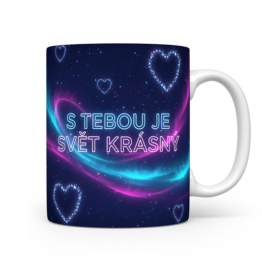 Tmavě modrý hrnek s růžovými a tyrkysovými srdci a nápisem S TEBOU JE SVĚT KRÁSNÝ.