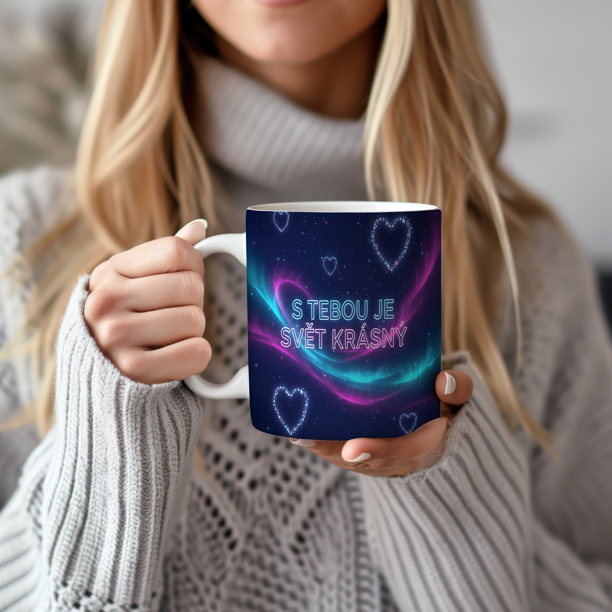 Tmavě modrý hrnek s růžovými a tyrkysovými srdci a nápisem S TEBOU JE SVĚT KRÁSNÝ.