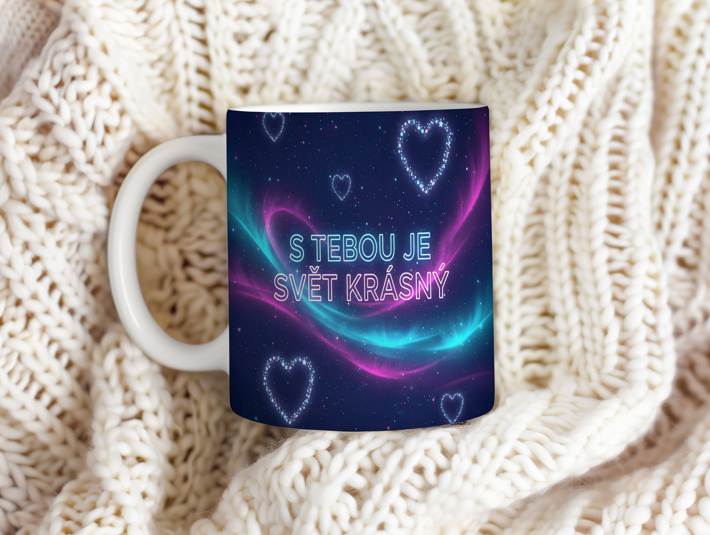 Tmavě modrý hrnek s růžovými a tyrkysovými srdci a nápisem S TEBOU JE SVĚT KRÁSNÝ.