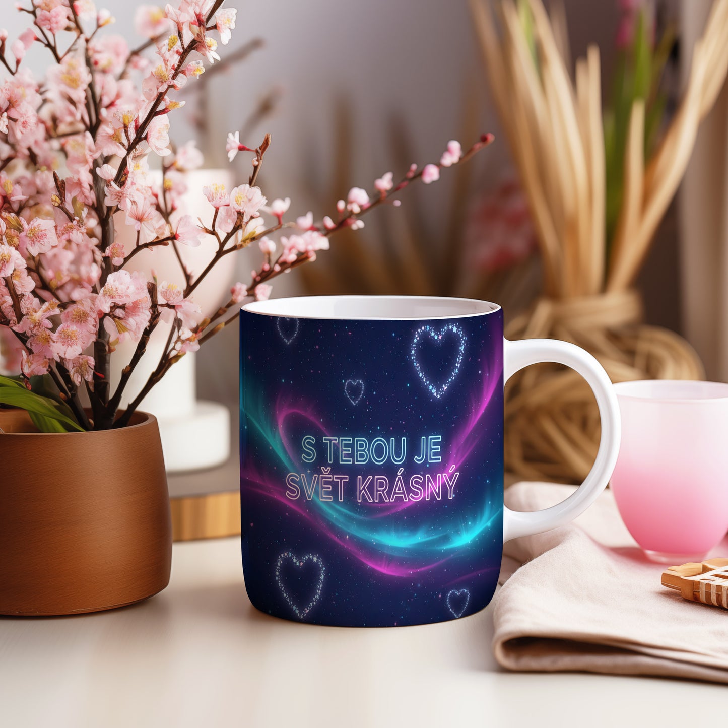 Tmavě modrý hrnek s růžovými a tyrkysovými srdci a nápisem S TEBOU JE SVĚT KRÁSNÝ.