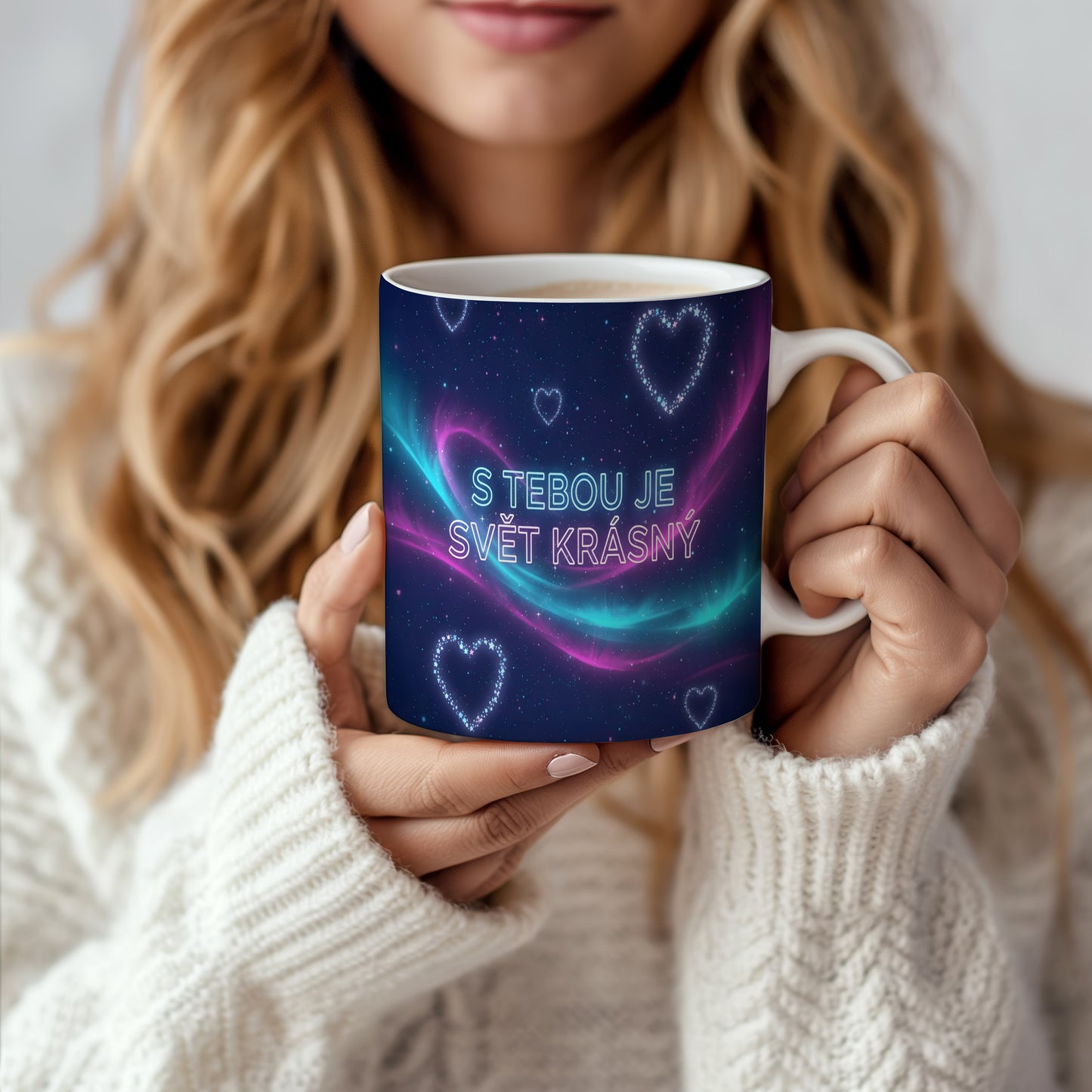 Tmavě modrý hrnek s růžovými a tyrkysovými srdci a nápisem S TEBOU JE SVĚT KRÁSNÝ.