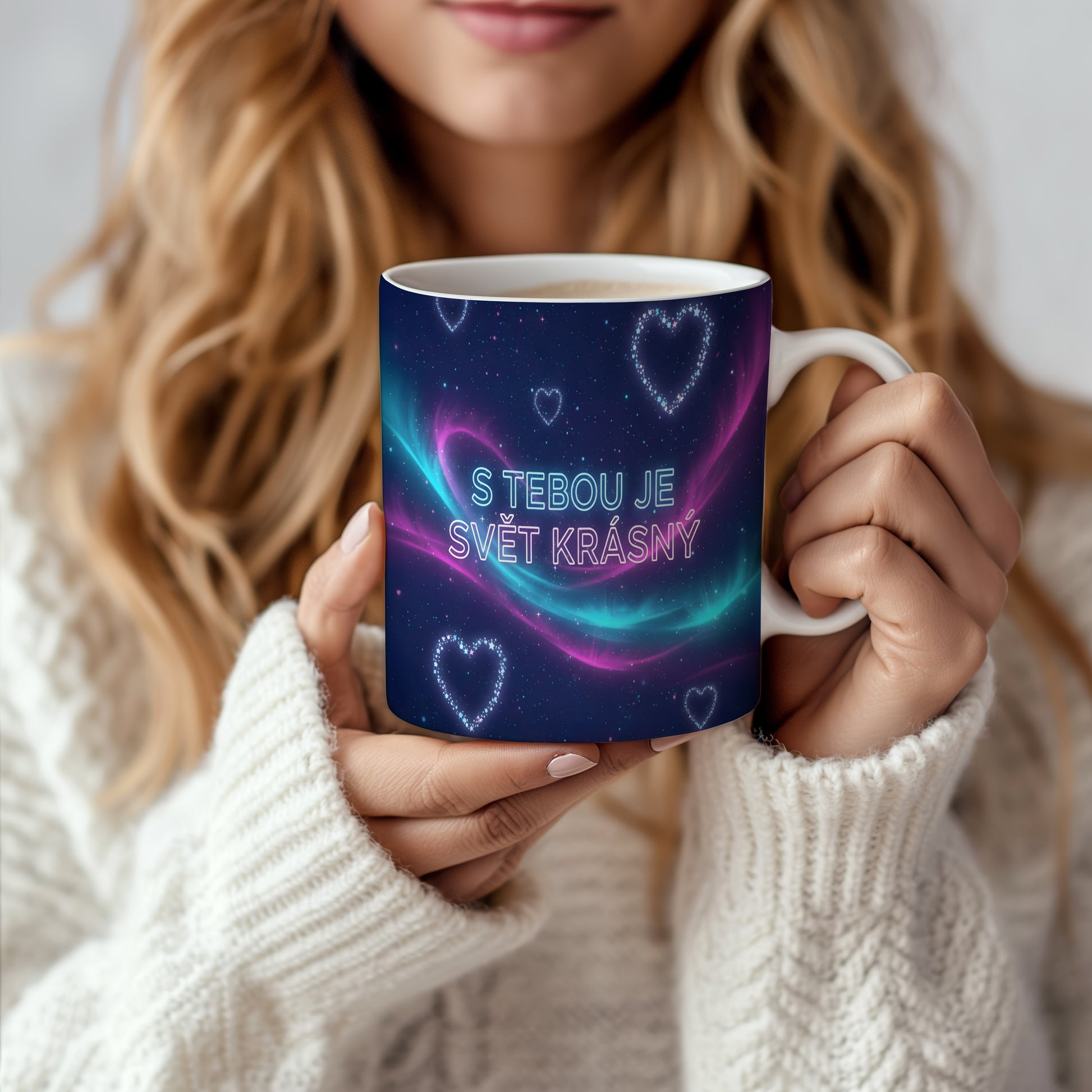 Tmavě modrý hrnek s růžovými a tyrkysovými srdci a nápisem S TEBOU JE SVĚT KRÁSNÝ.