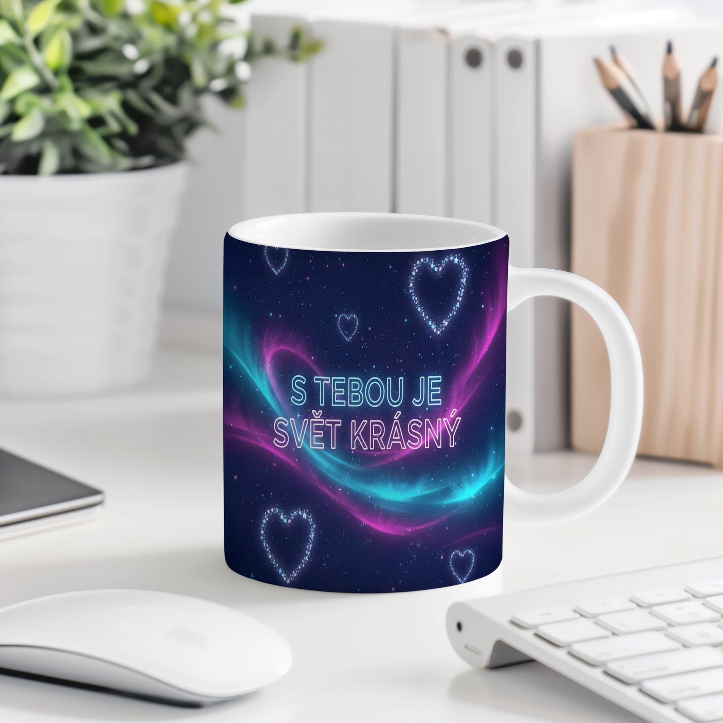 Tmavě modrý hrnek s růžovými a tyrkysovými srdci a nápisem S TEBOU JE SVĚT KRÁSNÝ.