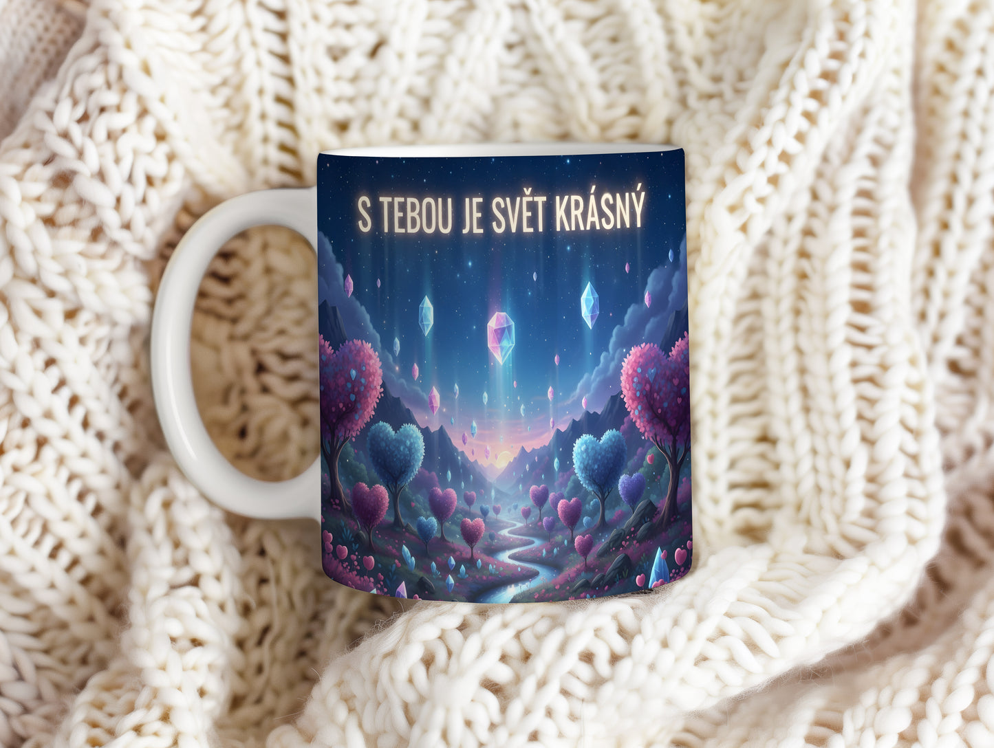 Hrnek s motivem srdcí a krystalů v snové krajině.