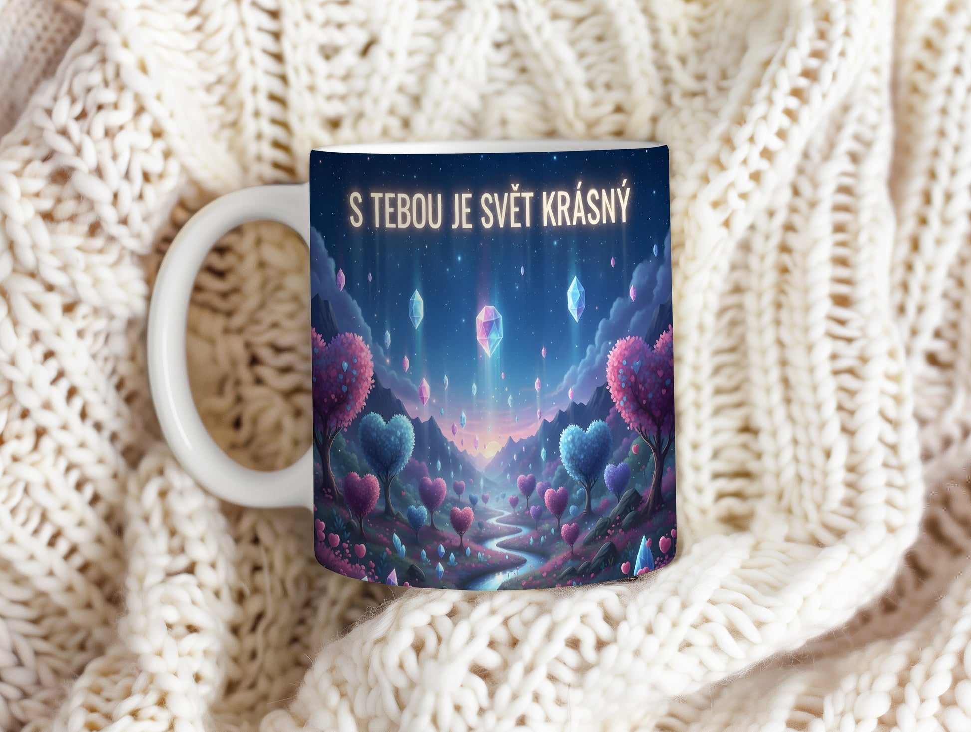 Hrnek s motivem srdcí a krystalů v snové krajině.