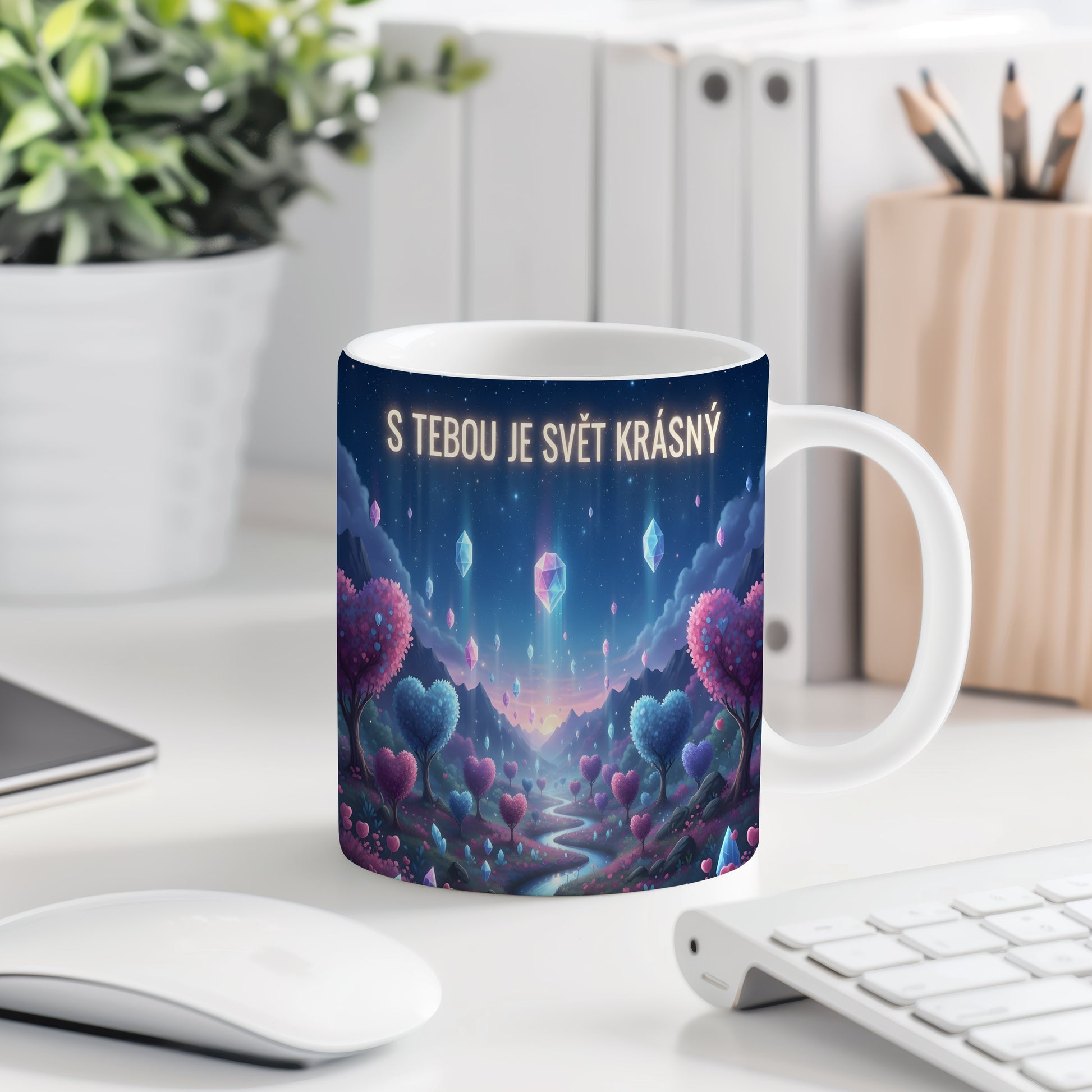 Hrnek s motivem srdcí a krystalů v snové krajině.