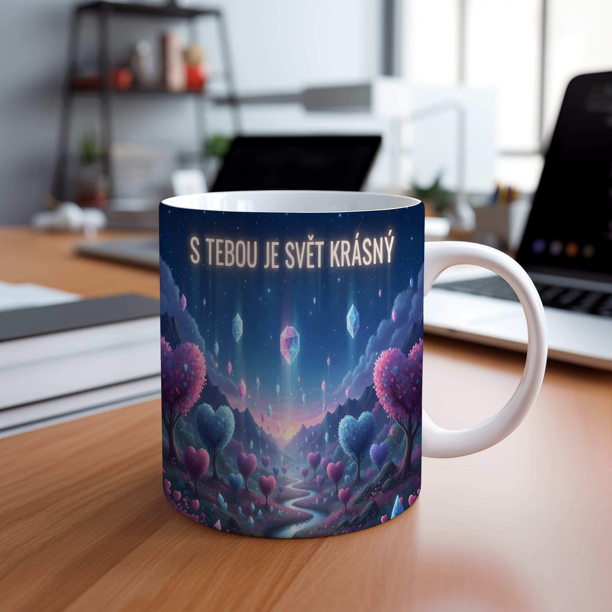 Hrnek s motivem srdcí a krystalů v snové krajině.