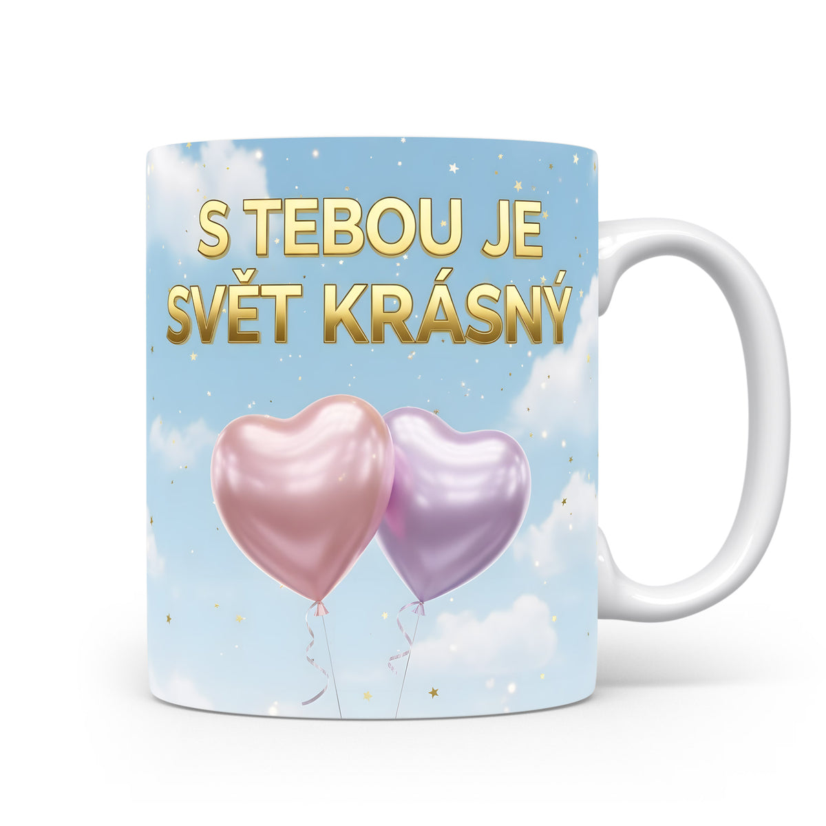 Romantický hrnek s nápisem a srdci na obláčkovém pozadí.
