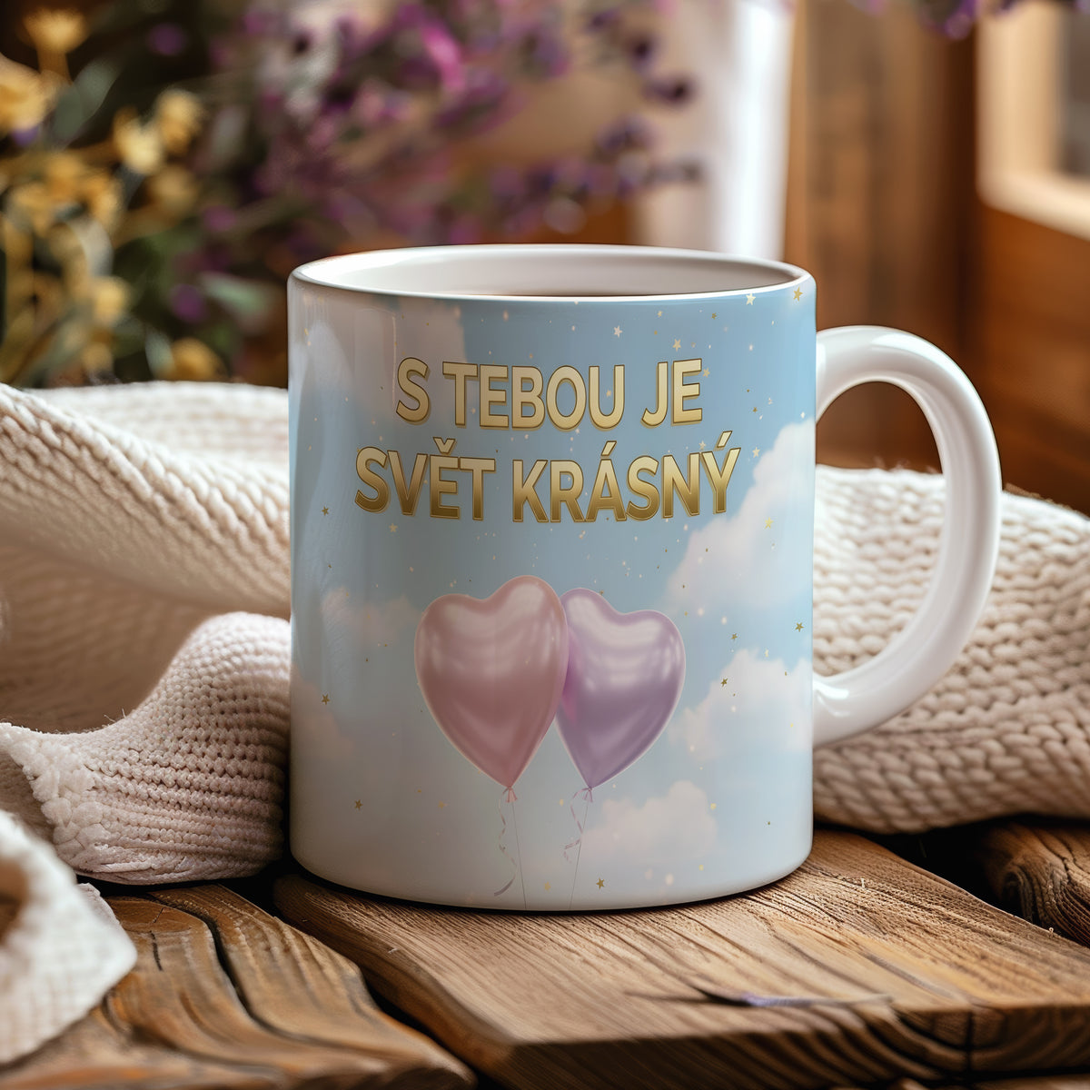 Romantický hrnek s nápisem a srdci na obláčkovém pozadí.