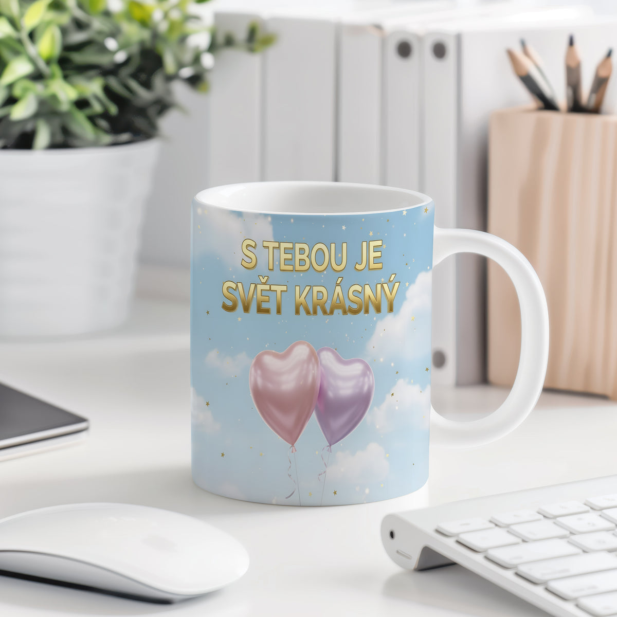 Romantický hrnek s nápisem a srdci na obláčkovém pozadí.