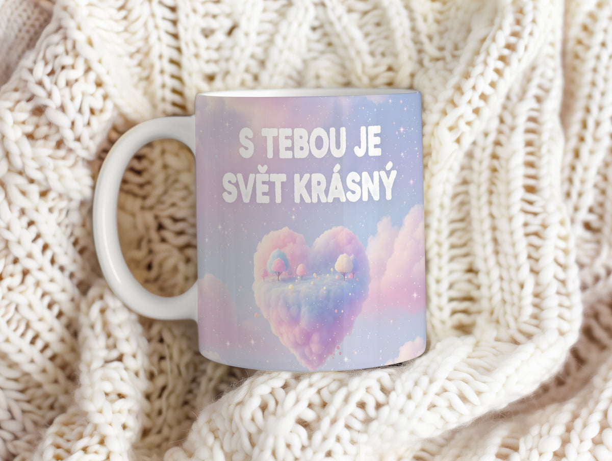 Hrnek s pastelovým srdcem a nápisem S tebou je svět krásný.