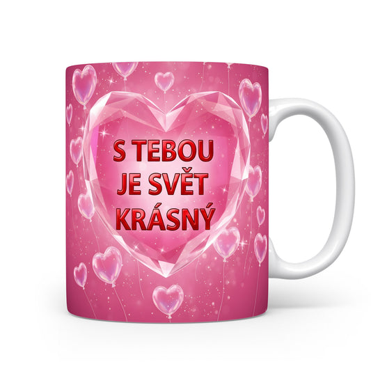 Růžový hrnek se srdcem a nápisem S TEBOU JE SVĚT KRÁSNÝ.